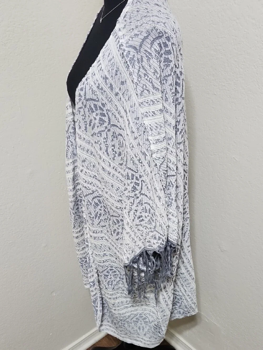 Free People Grey & White Patterned Open Front Fringe Kimono Size XS/S Swim Cover - Picture 5 of 9